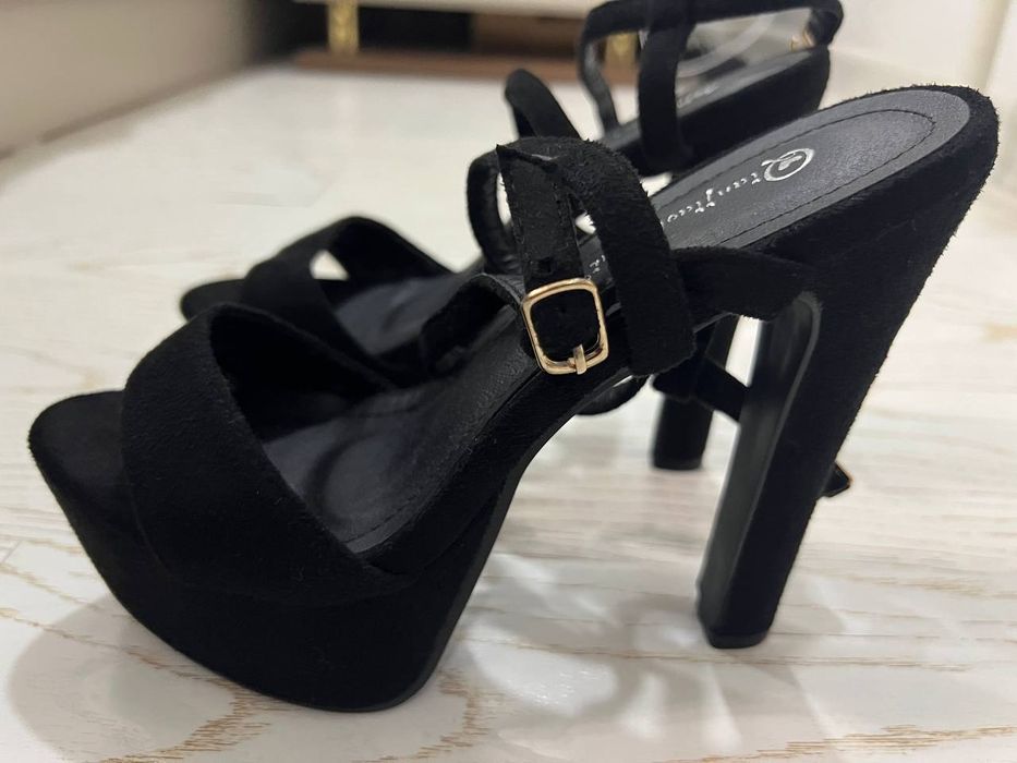 Чёрные вечерние модельные женские летние босоножки
