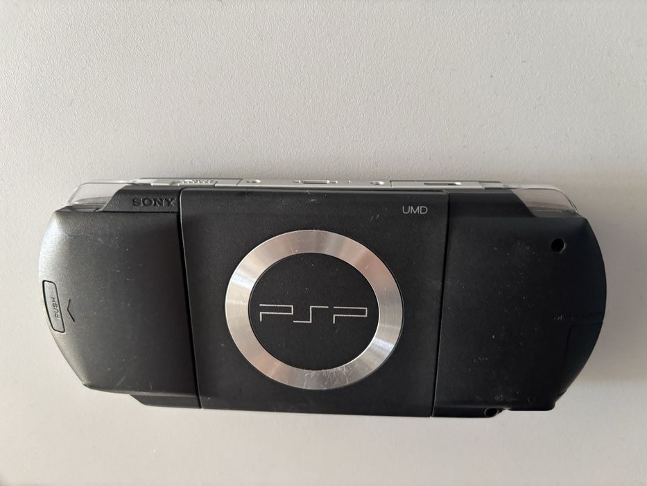PSP 1004 impecabil modat + card memorie 32GB + cablu incarcare + 13 jocuri instalate
