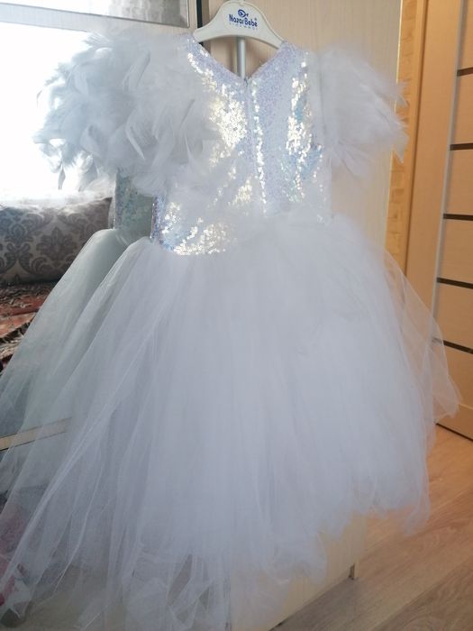 Продам платье для девочки нарядное на утреник100-110рр