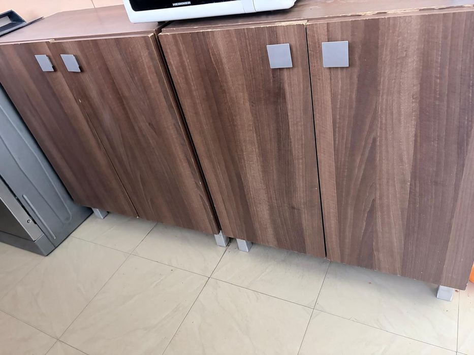 Vând mese-scaune-mobilier