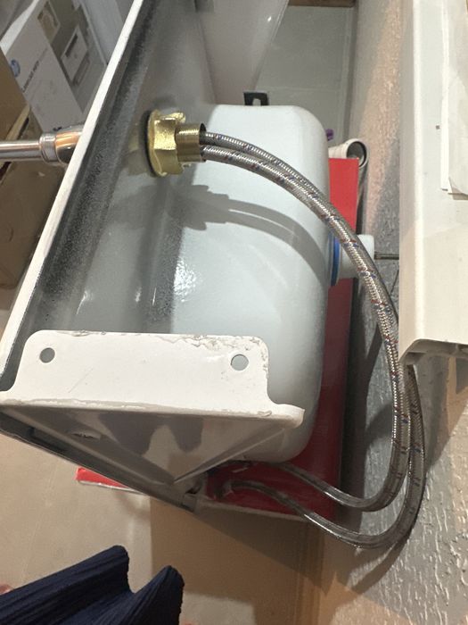 Продам раковину  со смесителем и шлангами