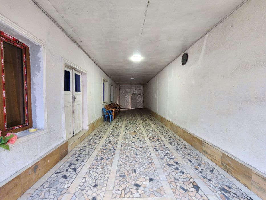 Karvon bozor territoriyasida 5,5-sotixli uchastka sotiladi.