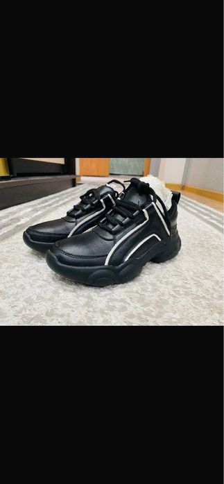 Продам новые кросовки уни 35 размера