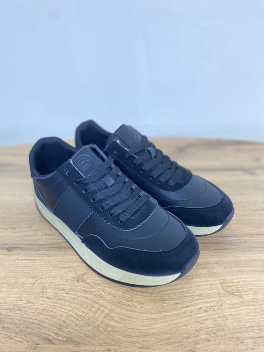 Стильді қара кроссовка