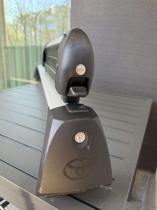 Оригинален Toyota 5-то поколение — Toyota RAV4 XA50-ски/сноуборд багажник с кросбари, използван само веднъж, в чисто ново състояние.