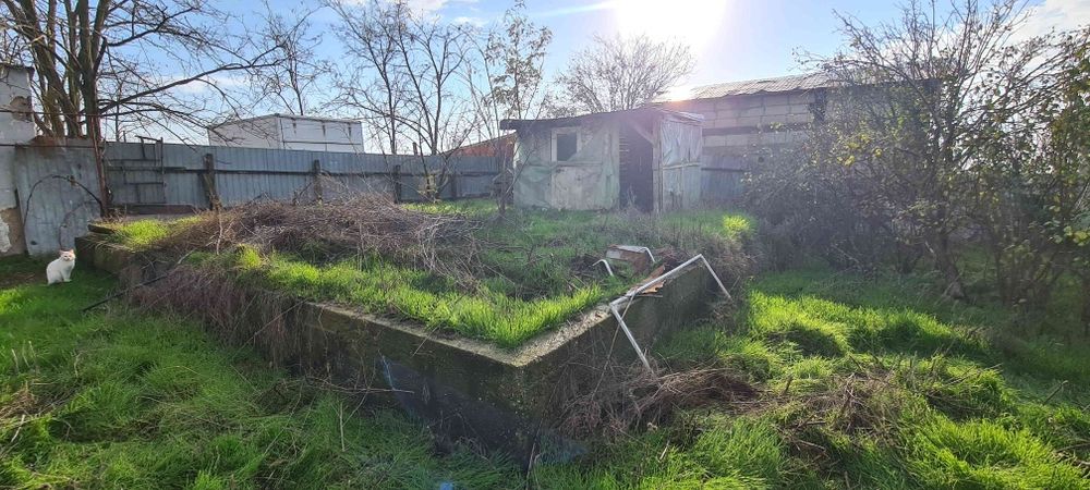Teren la 15km de Bucuresti cu 2 case, fundatie, fosa, beci, put apa,