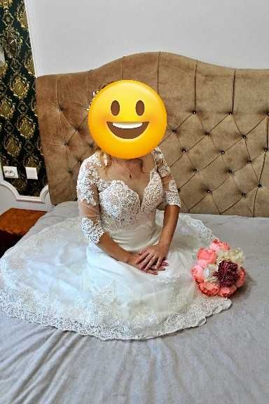 Rochie de mireasă cu vuoal și gentuță