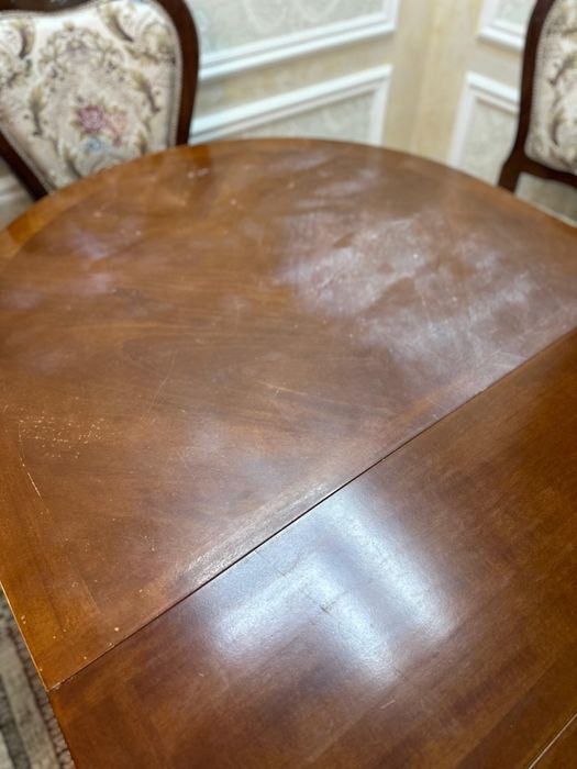 Деревянный стол и стулья в комплекте