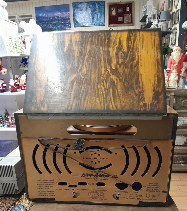 Музыкальный проигрыватель эпохи СССР