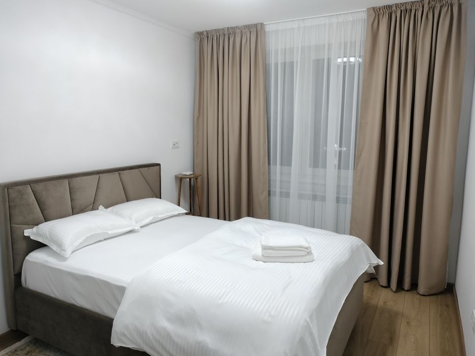 Se inchiriaza apartament cu 3 camere in bloc, cu loc de parcare inclus