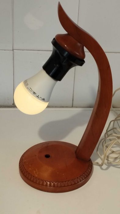 2 бр.нощни лампи с дървена основа.