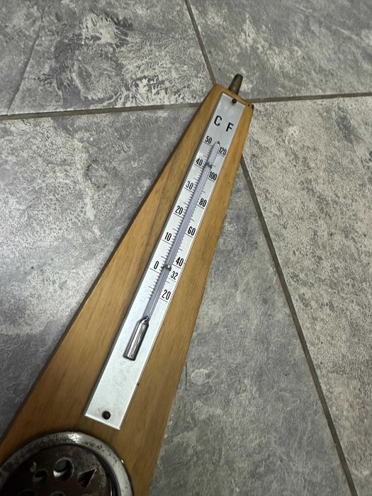 Стар стенен барометър с термометър