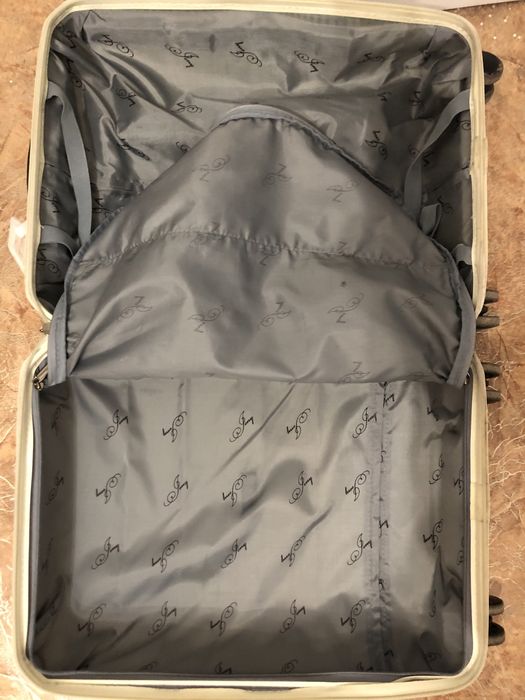 Вместительный крепкий  компактный чемодан