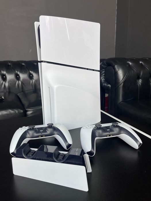PlayStation 5 Slim Disc 1TB с 2 оригинални DualSense и зарядна станция