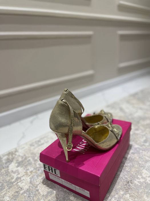 Золотые туфли на шпильке