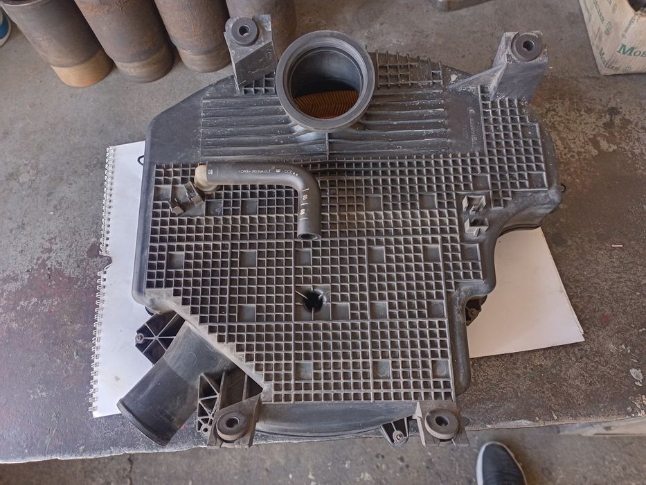 Vas filtru de aer pe original Dacia Logan 1 Sandero 1  benzină 8 valve 1.4 1.6