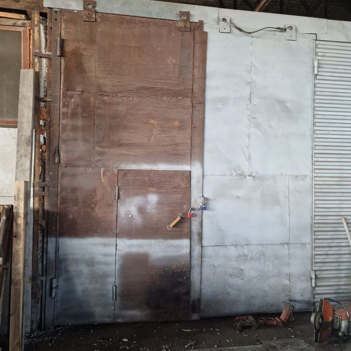 Ворота металлические большие с дверьми