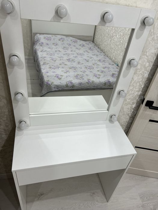 гримерный столик с подсветкой