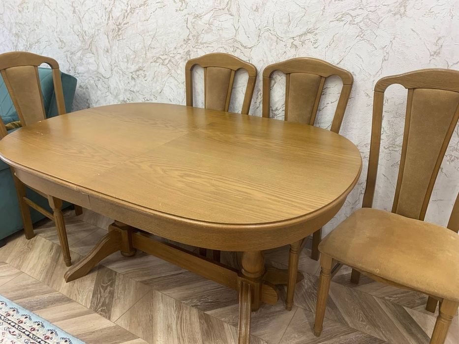 Стол со стульями