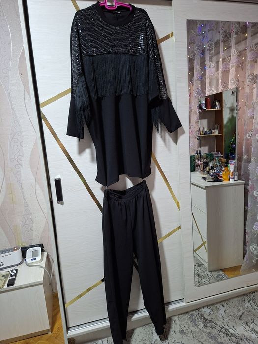 Продаётся б/у нарядный костюм в идеальном состоянии,размер м-л