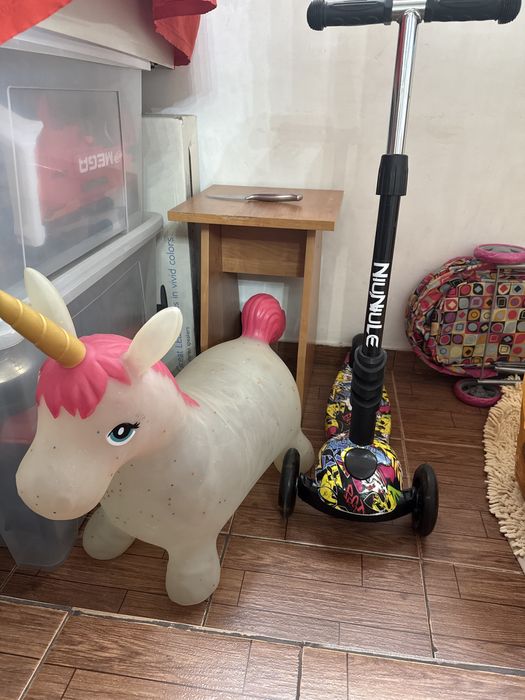 Продам резиновую пони и детский самокат
