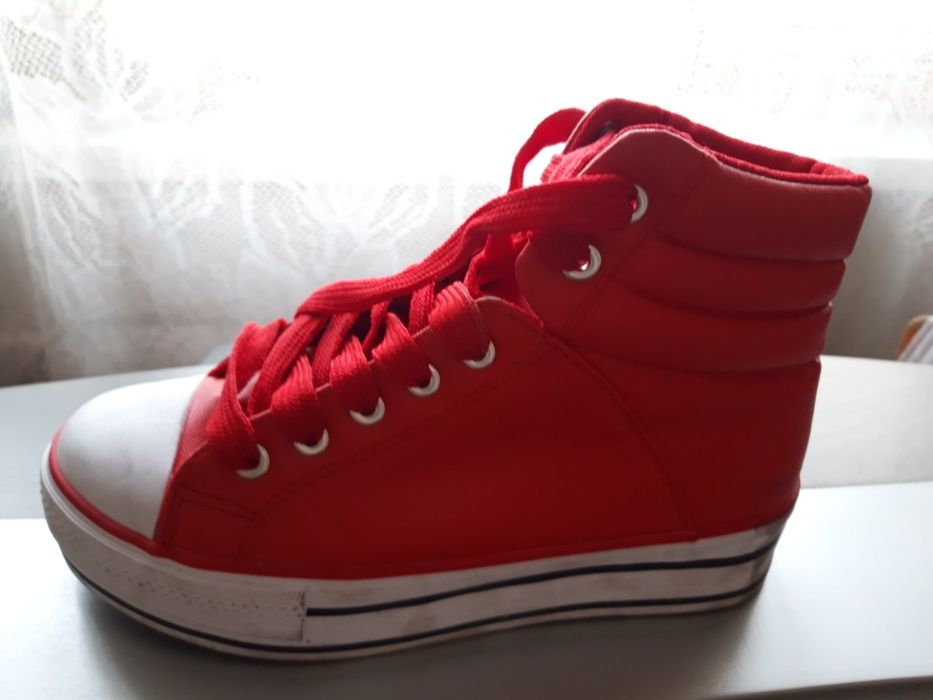 Кроссовки новые.