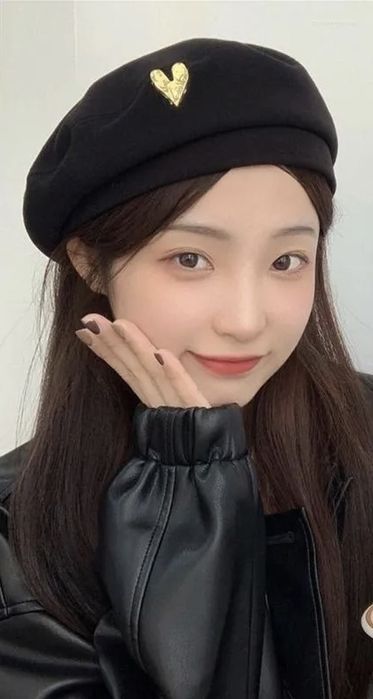 Черная беретка с сердечком