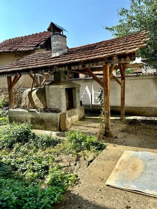 Продава се Къща в Угърчин - 269 кв.м за 181 €/кв.м - Снимка #1