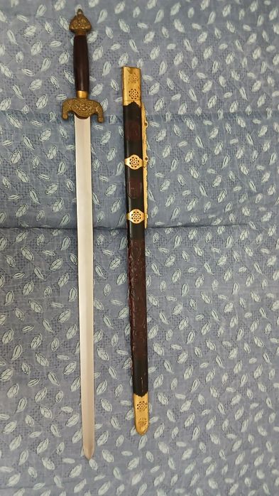 Сувенирный меч продаю