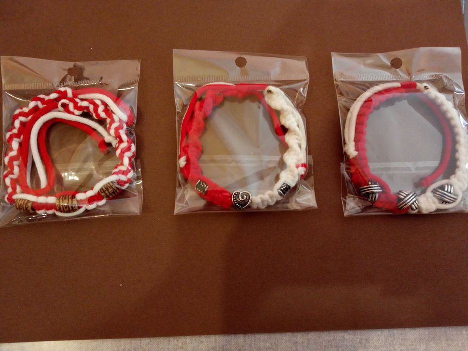 Мартеници на едро различни модели