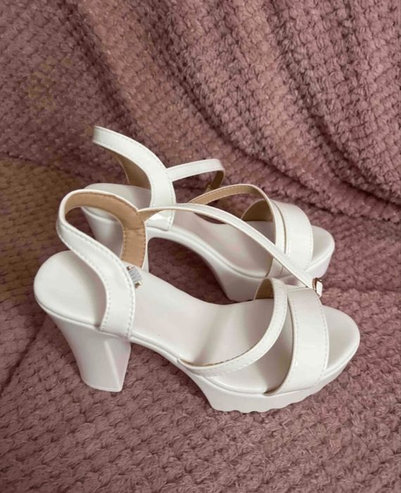 Sandale albe cu toc gros