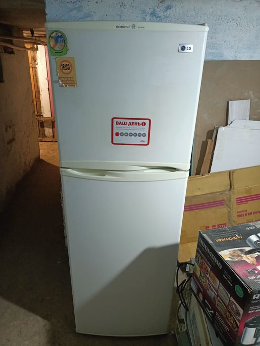 Продам рабочий холодильник .