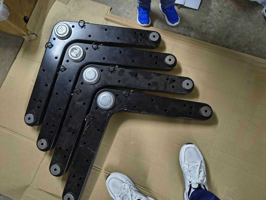 Задни горни носачи за Jeep Cherokee KJ 2001–2008 – 52088901AC – нов