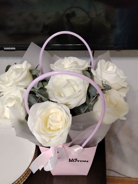 Цветы белые розы