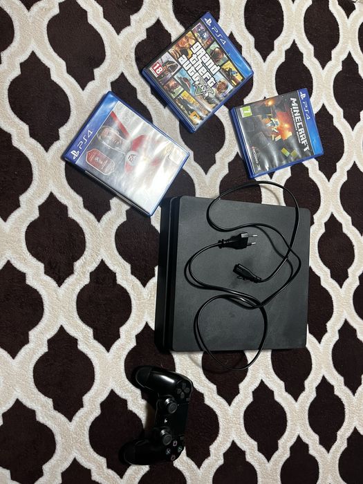 PS4 Slim  + GTA V + FIFA 18 + Minecraft
