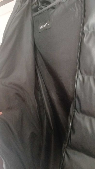 geaca groasa imitatie piele , are o piele lucioasa