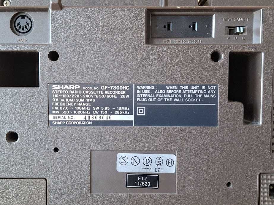 Стерео радиокасетофон Sharp GF-7300HG. Всичко работи, като нов.