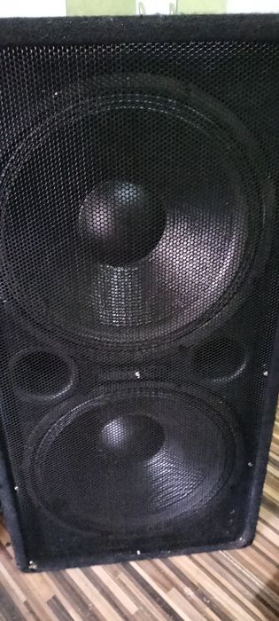 Vând boxă activă și un tub de bass