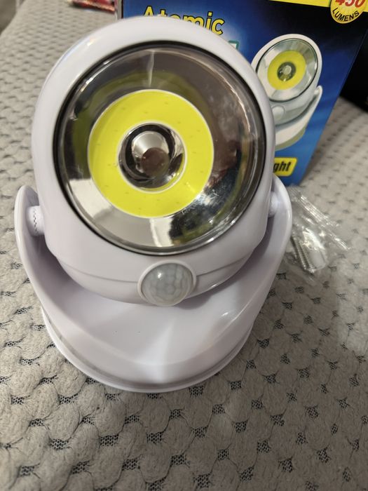 Lampă led cu senzor pe baterii