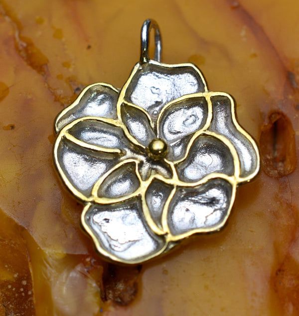 Сребърен медальон 925 „Теменужка“ – нежност, хармония и светлина