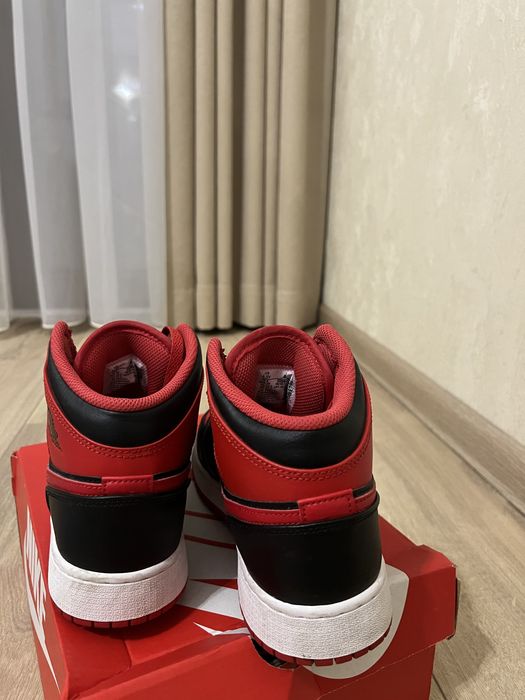 Обувки Nike Air Jordan 1 Mid Bred