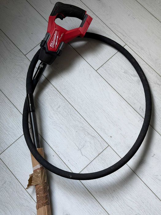 Vibrator beton Milwaukee cu lance 2.4m cu acumulator M18 FCVN12-0