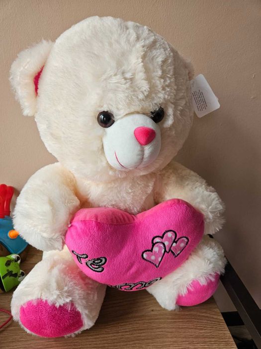 Плюшено мече със сърце (от Молдова)