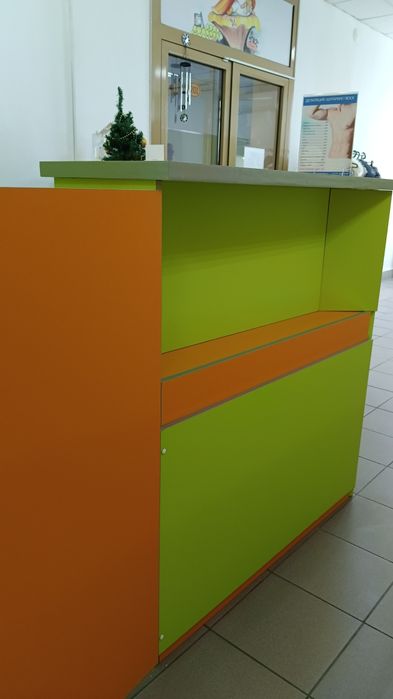 Продам стойку администратора и перегородки