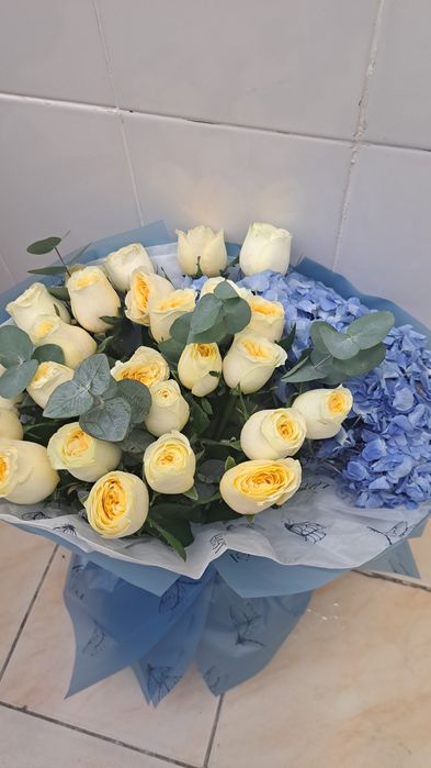 Продаються букет из роз с пионами