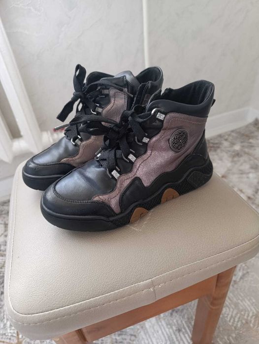 Продам демисезонные ботинки на девочку размер 35