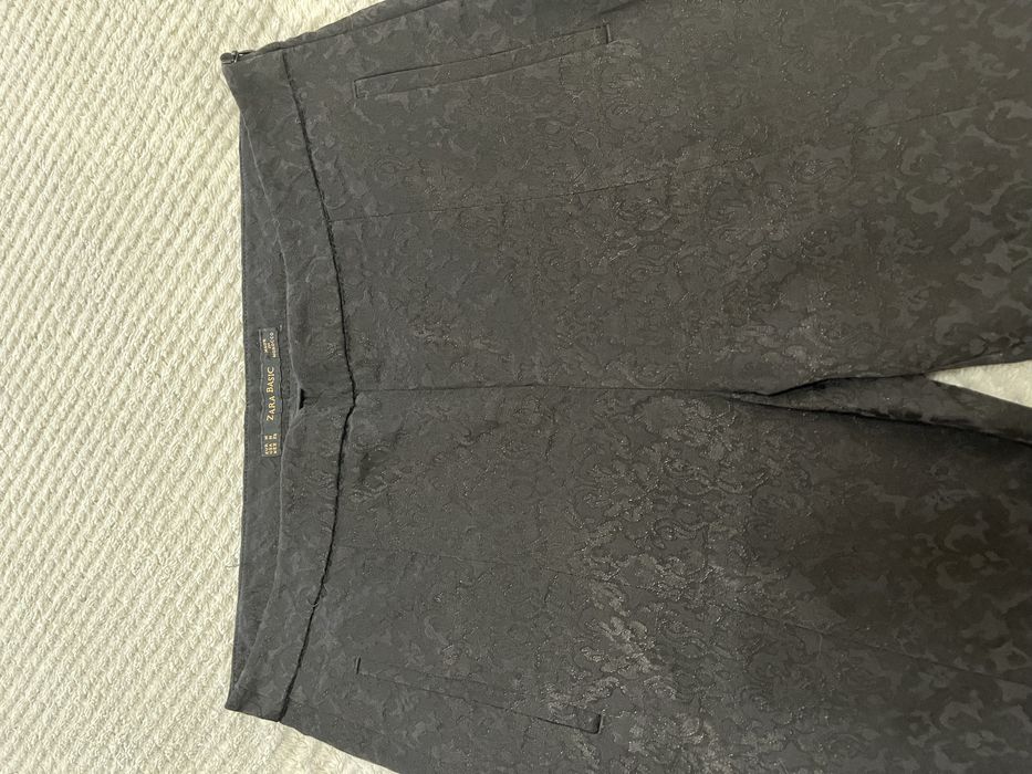 Pantaloni negri Zara cu model
