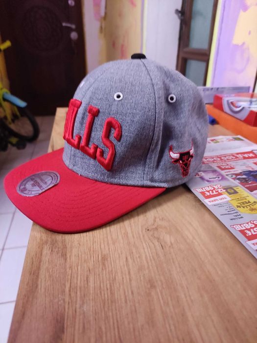 Шапка. Chicago Bulls , сива с червена козирка
