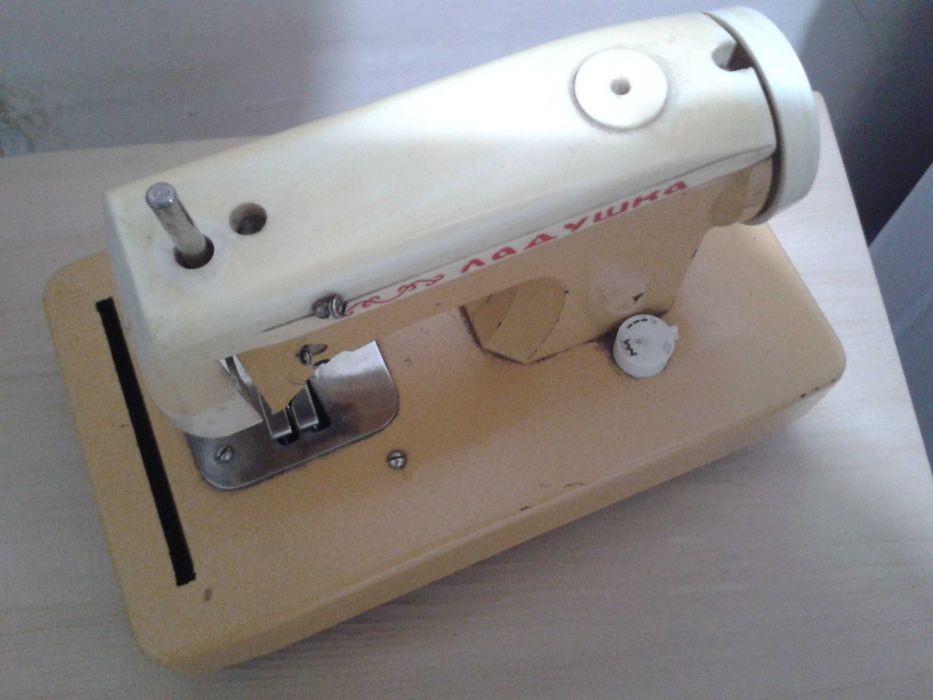 Masina de cusut anii 60-70 de jucarie varianta Sovietica