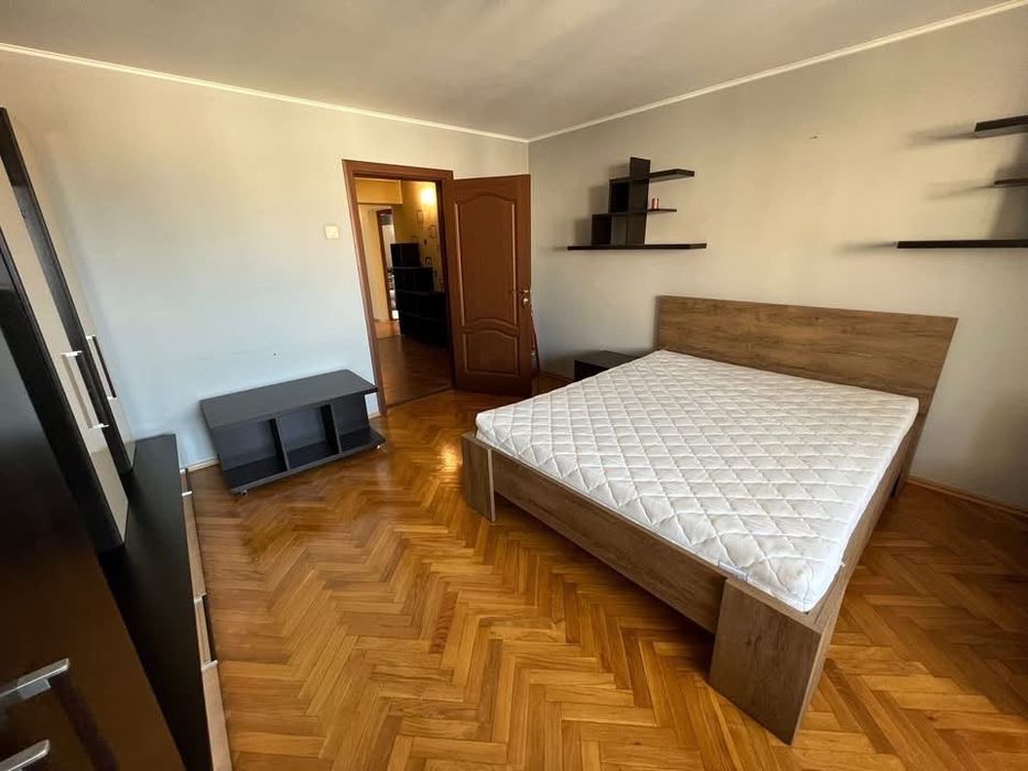 DE ÎNCHIRIAT Apartament 3 camere 80 m² 7 Noiembrie